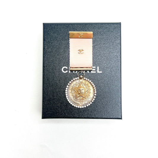 B1237 シャネル 01P 勲章ブローチ ココマーク ラインストーン 刻印あり 箱【買戻し対象】