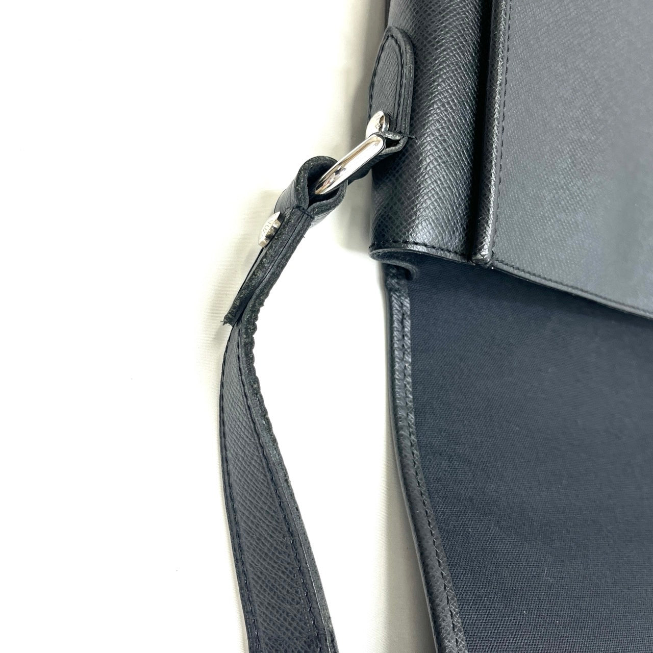 B2288 ルイヴィトン タイガ アンドレイ ショルダーバッグ アルドワーズ ブラック シリアル:BA3019【買戻し対象】