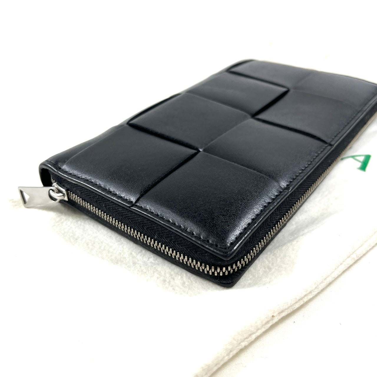 B2286 ボッテガヴェネタ 長財布 カセット ラウンドジップ  イントレチャート レザー ブラック シリアル:ICチップ反応あり【買戻し対象】