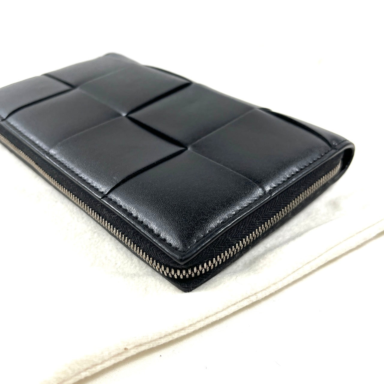 B2286 ボッテガヴェネタ 長財布 カセット ラウンドジップ  イントレチャート レザー ブラック シリアル:ICチップ反応あり【買戻し対象】