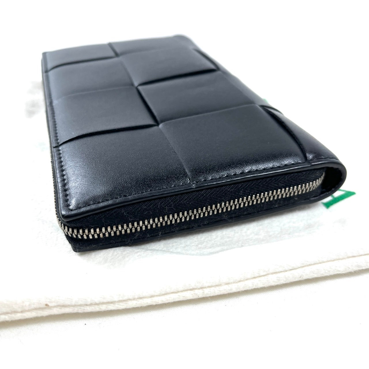 B2286 ボッテガヴェネタ 長財布 カセット ラウンドジップ  イントレチャート レザー ブラック シリアル:ICチップ反応あり【買戻し対象】