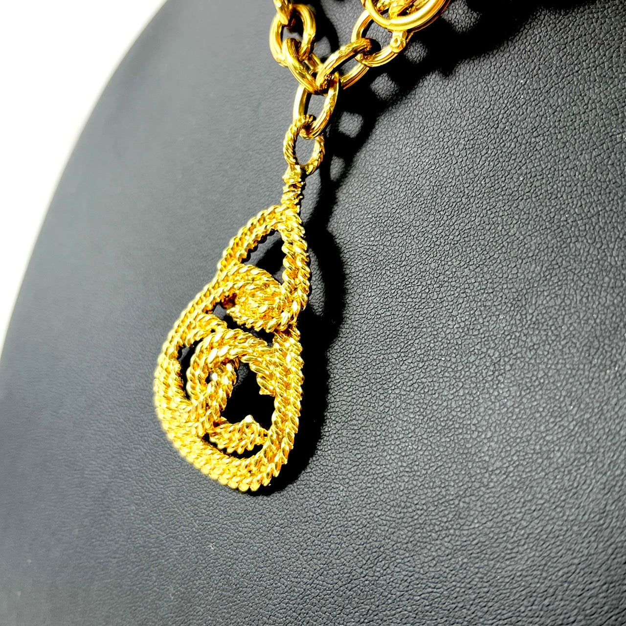 B2360 シャネル 刻印93A ヴィンテージ ロングネックレス ココマーク トライアングル　ゴールド【買戻し対象】