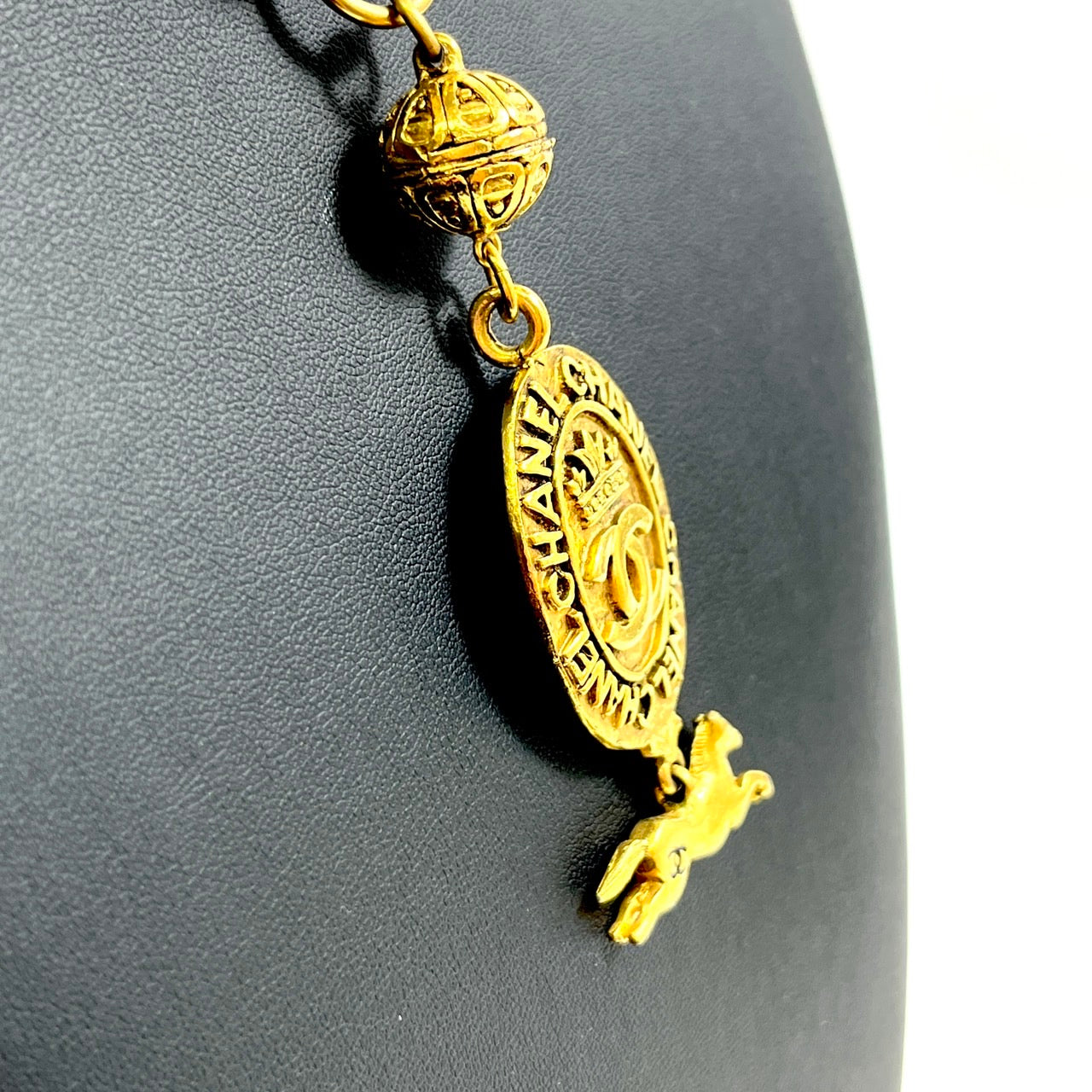 B2340 シャネル ヴィンテージ ロングネックレス ココマーク メダル ホース　ゴールド【買戻し対象】
