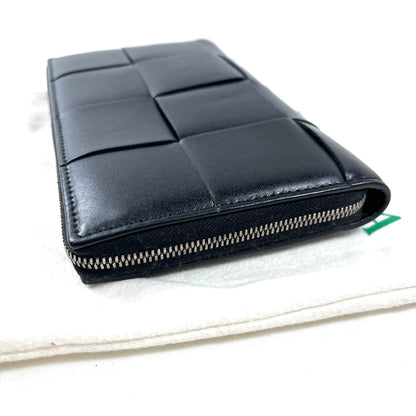 B2286 ボッテガヴェネタ 長財布 カセット ラウンドジップ  イントレチャート レザー ブラック シリアル：ICチップ反応あり【買戻し対象】